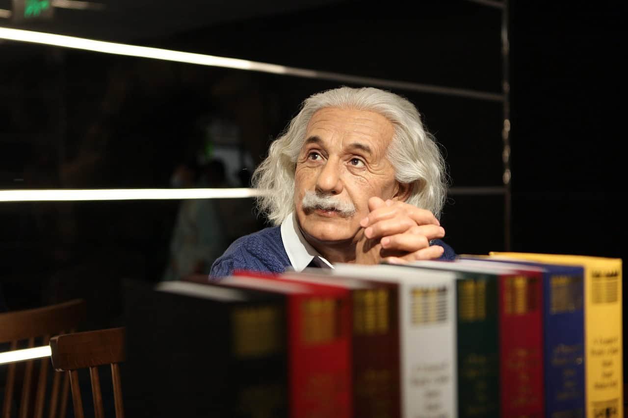 Homme pensif avec livres — réflexion philosophique et sagesse — revue Comment je vois le monde d'Albert Einstein — Maëva Paul
