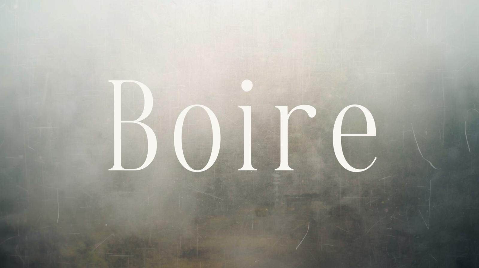 Le mot Boire en lettres blanches fines presque effacées sur fond flou évoquant un souvenir ou une brume — reportage France TV sur l'alcool et la dépendance — Maëva Paul