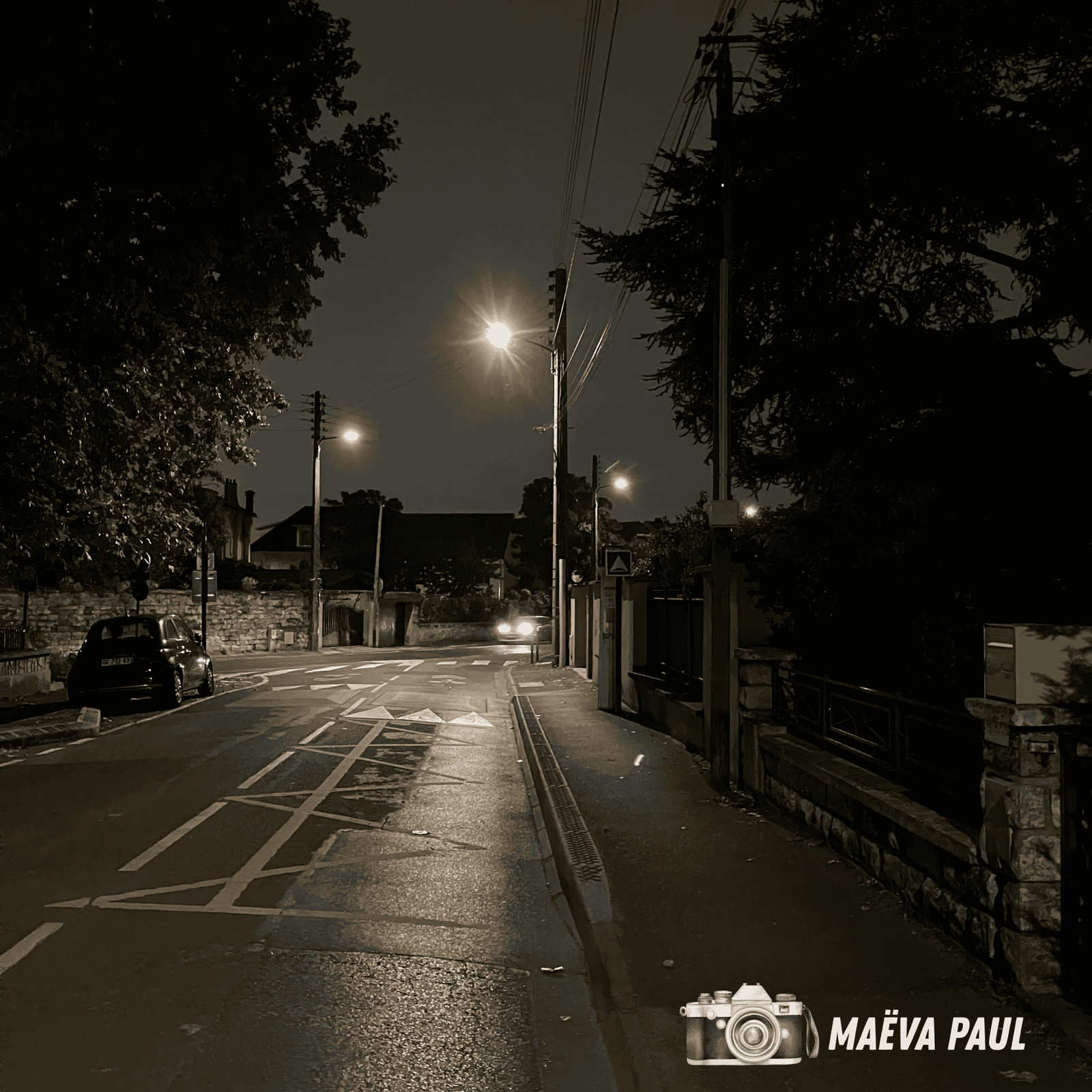 Silence nocturne dans une rue éclairée par des lampadaires — tenir dans la tempête — Maëva Paul