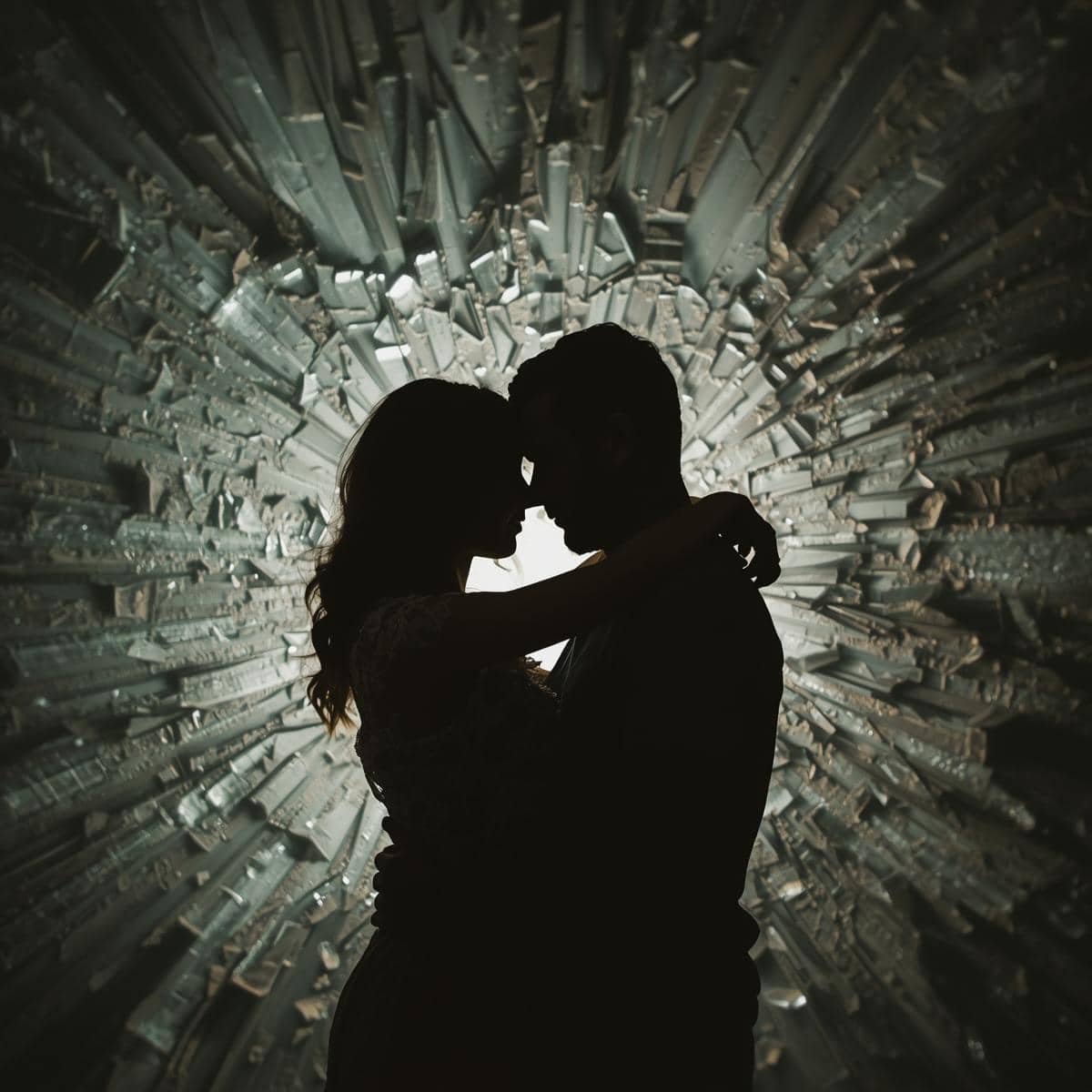 Couple qui s'enlace avec des fissures dans un mur symbolisant l'amour fragile — analyse Remember Me — Maëva Paul