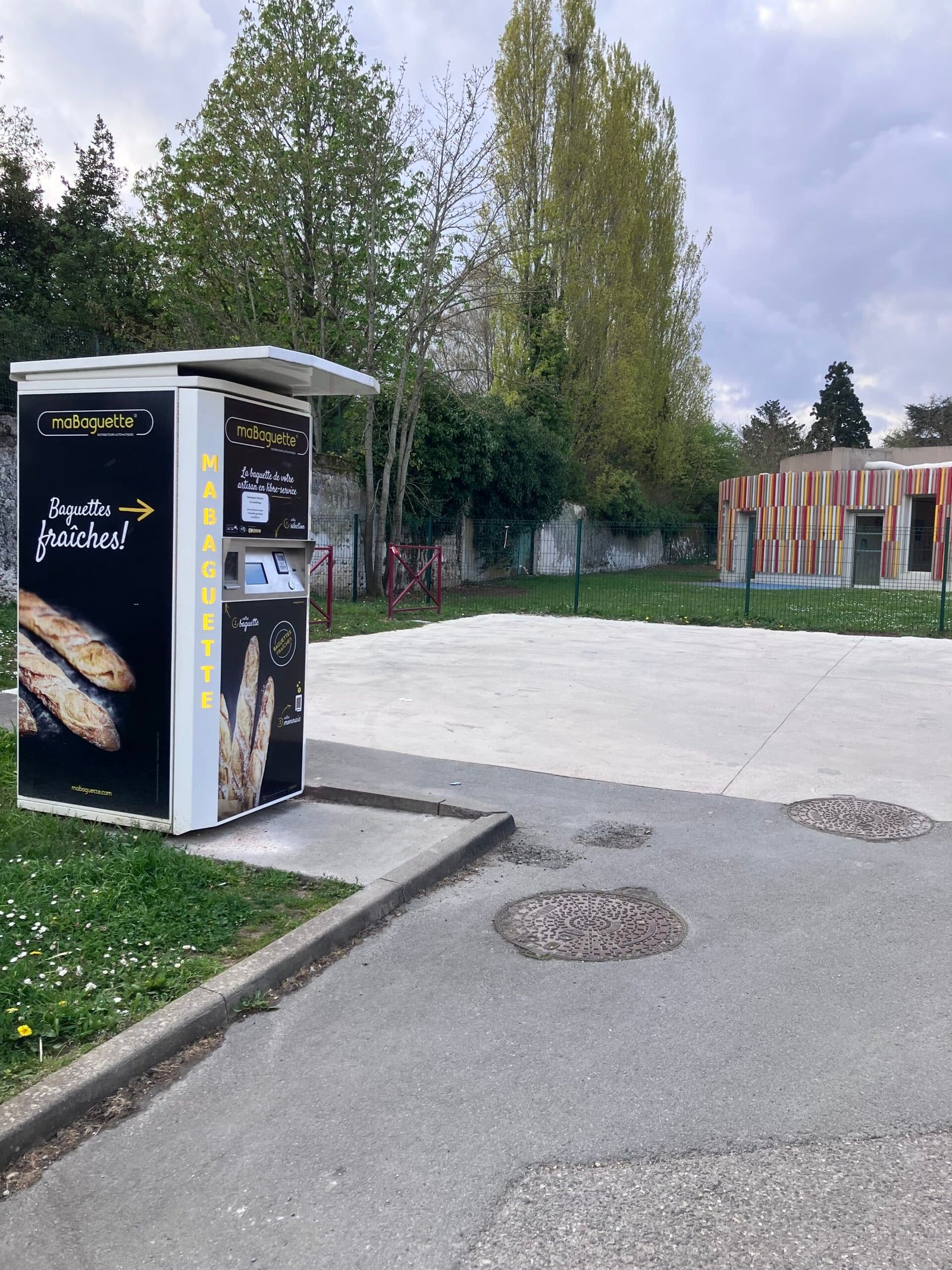 Distributeur maBaguette devant une école, Villevaude, avril 2025