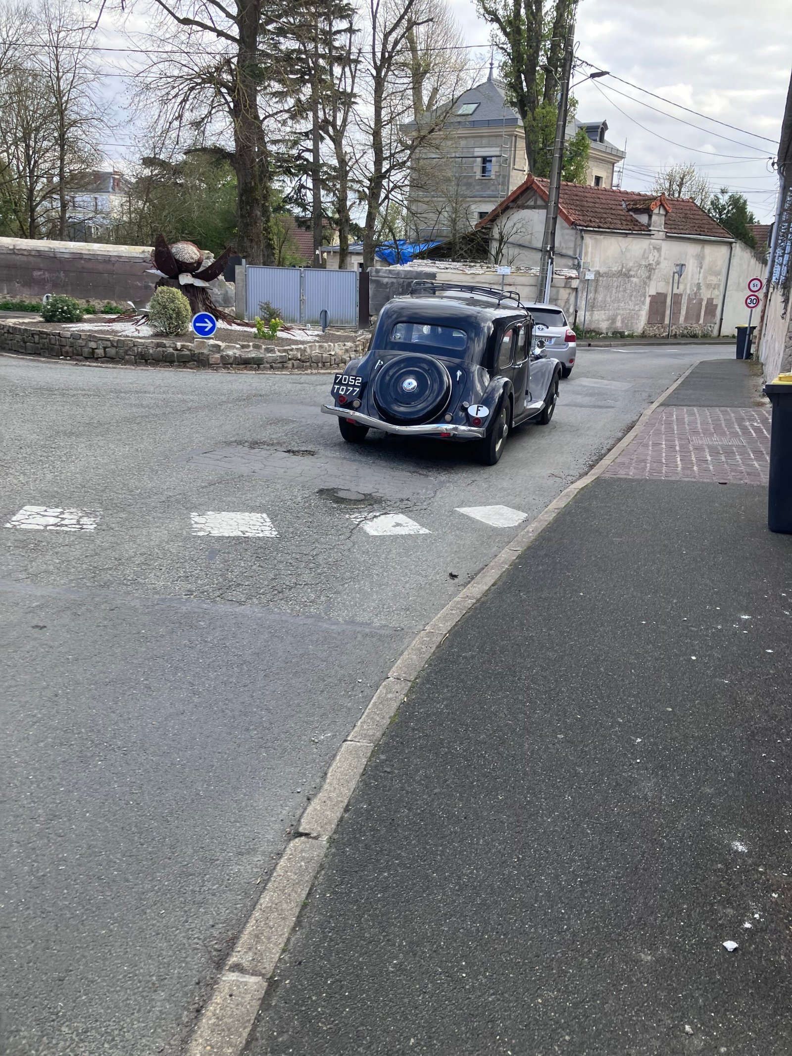 Traction avant noire au rond-point de Villevaude, avril 2025