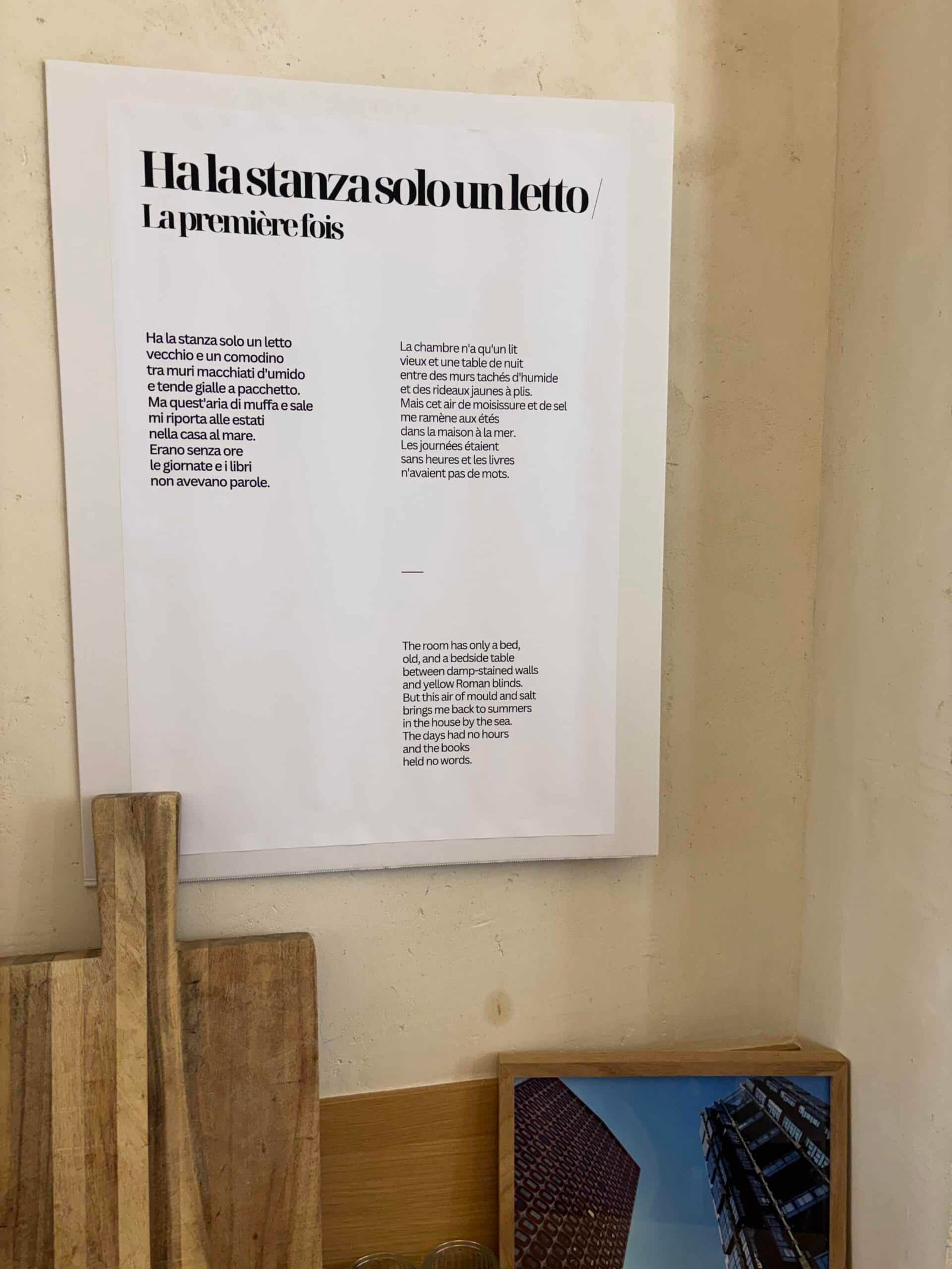 Poème Ha la stanza solo un letto de Stefano Piano — exposition Entre mots et couleurs, Talk Arty, Paris