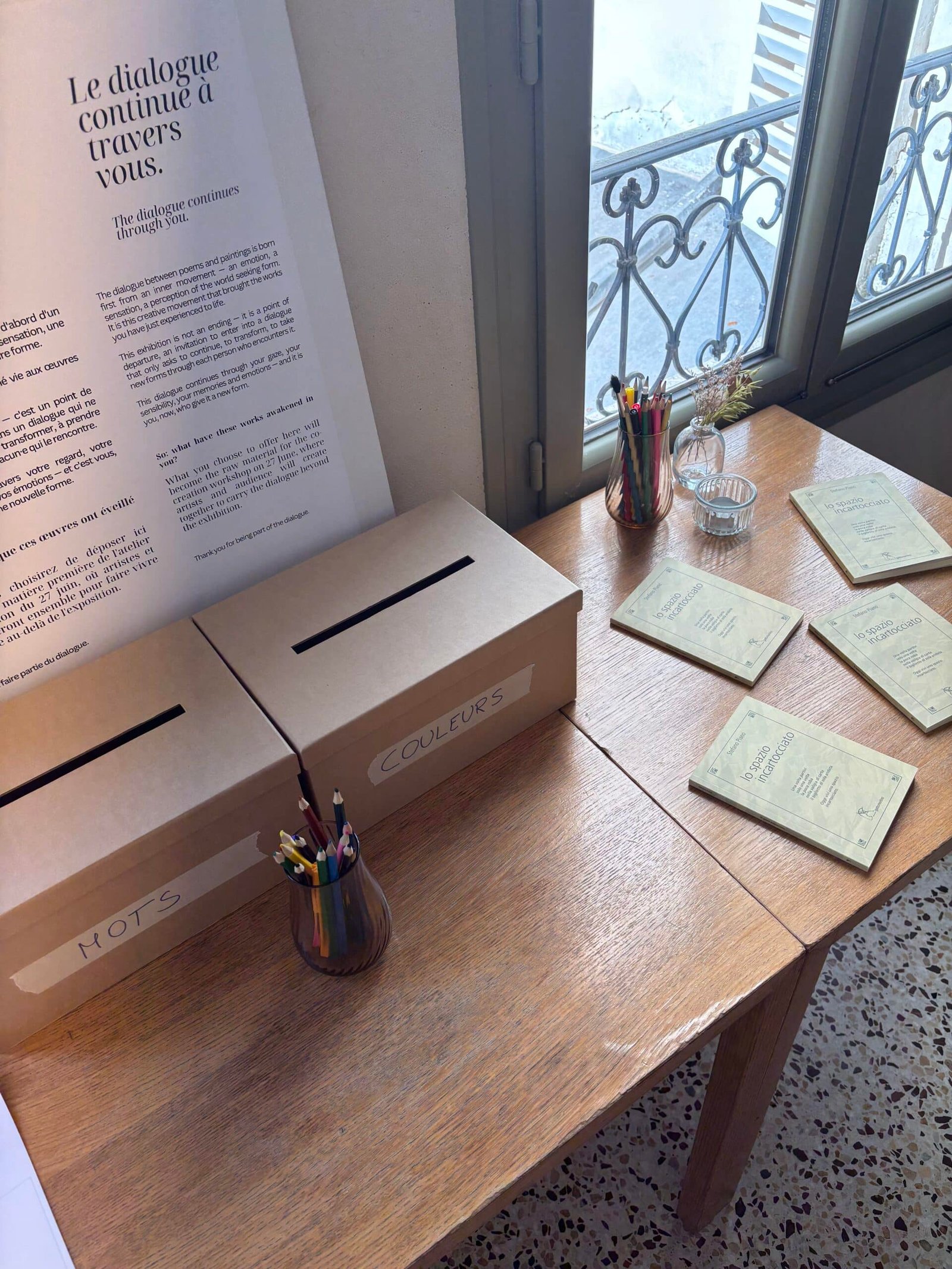 Table participative de l'exposition Entre mots et couleurs — boîtes MOTS et COULEURS, Talk Arty, Paris