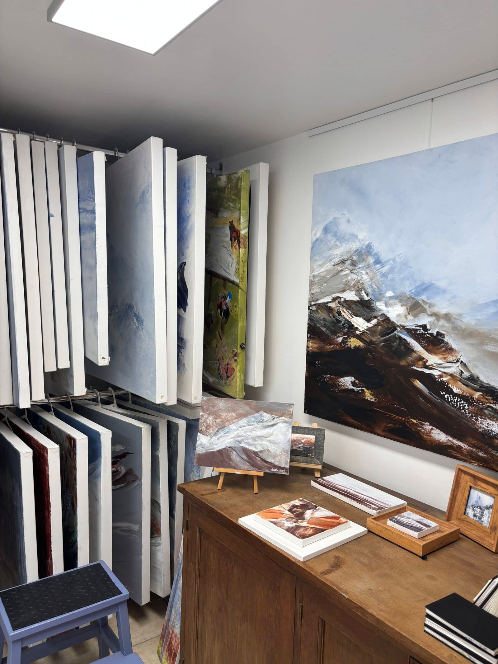 Atelier Chantal Morel — toiles rangées