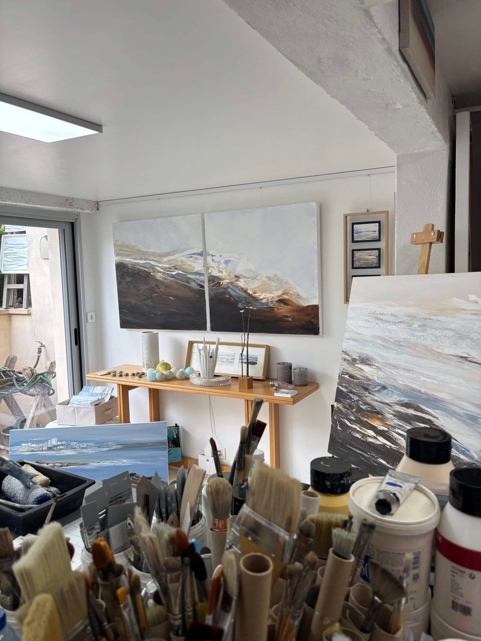 Atelier Chantal Morel — pinceaux et toiles en cours