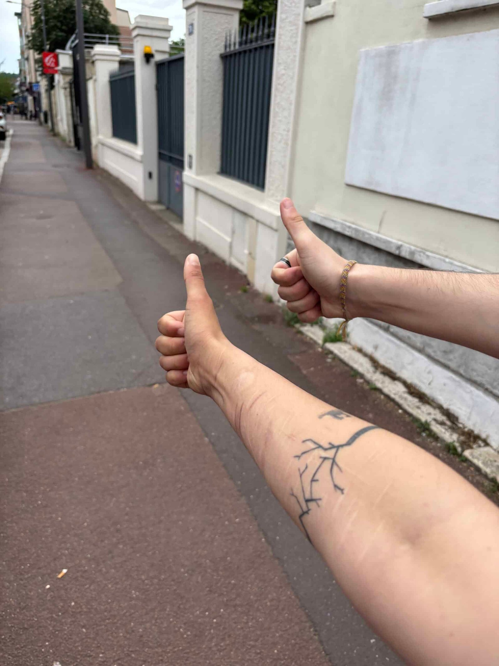 Pouces levés en balade