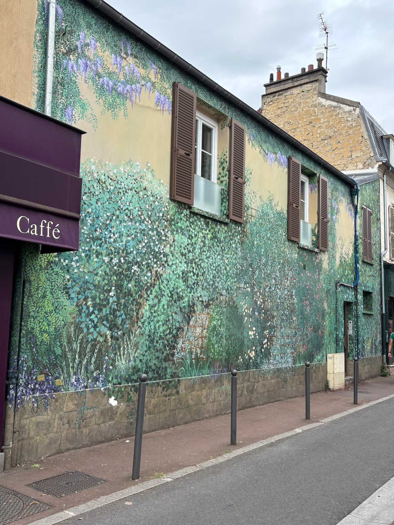 Fresque botanique sur une façade de Chatou