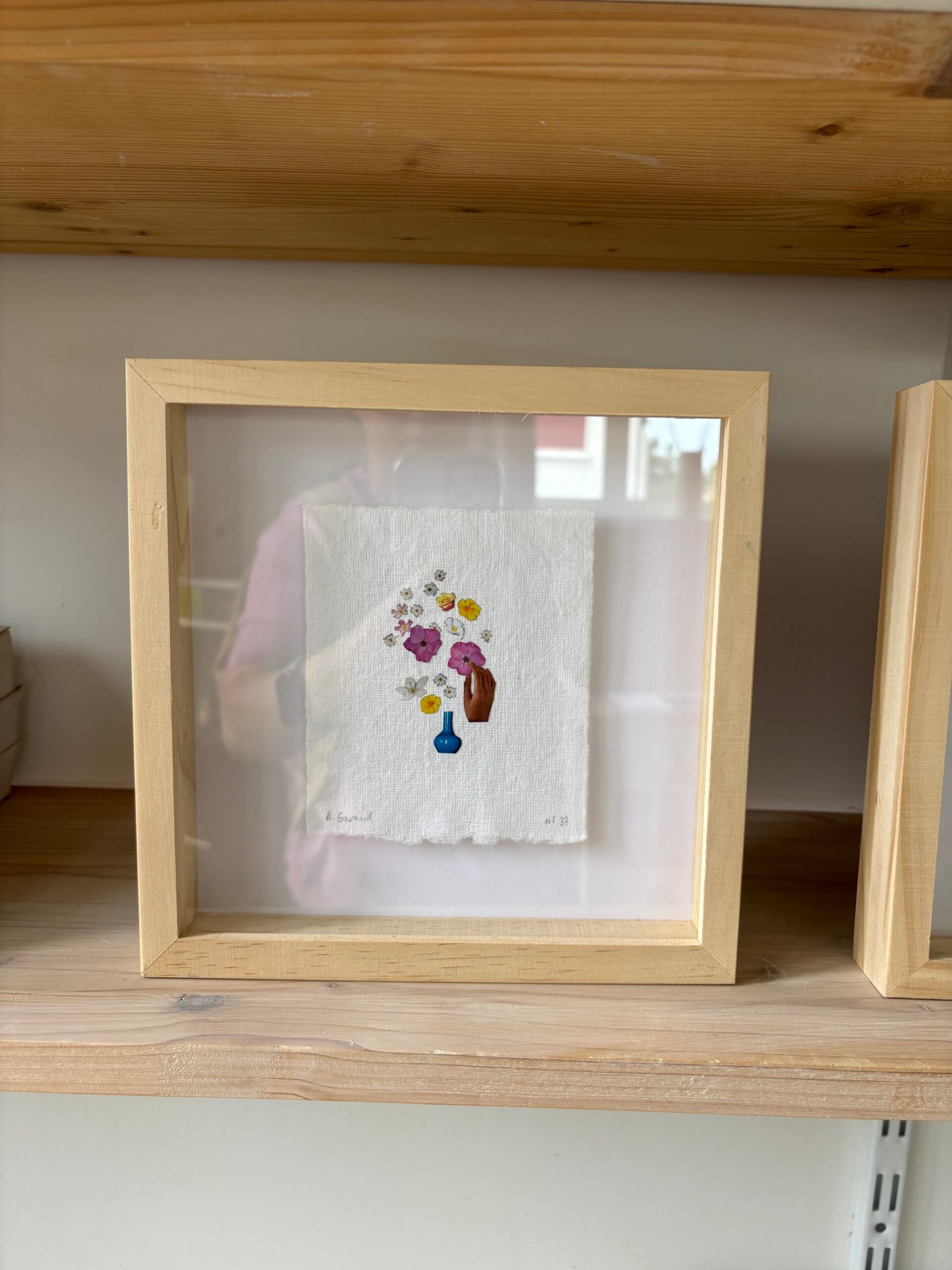 Amélie Gouraud — collage fleurs et main