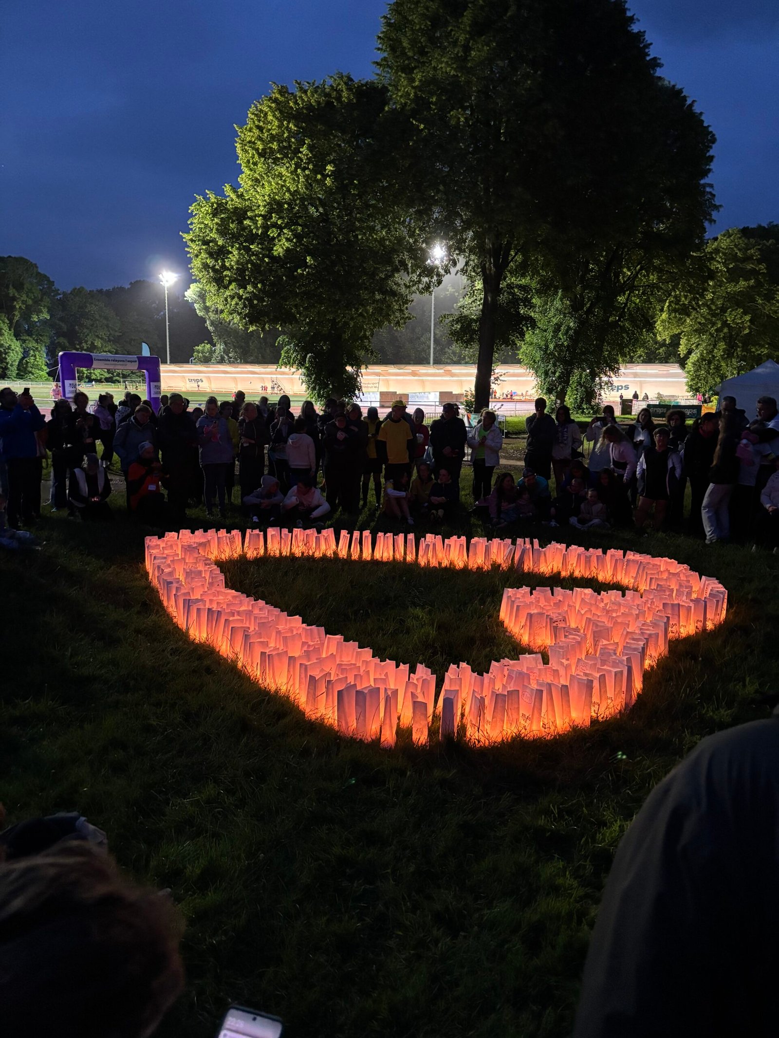 Cœur illuminé sur le carré d'herbe lors de la cérémonie des lumières du Relais pour la Vie du Nord 2026