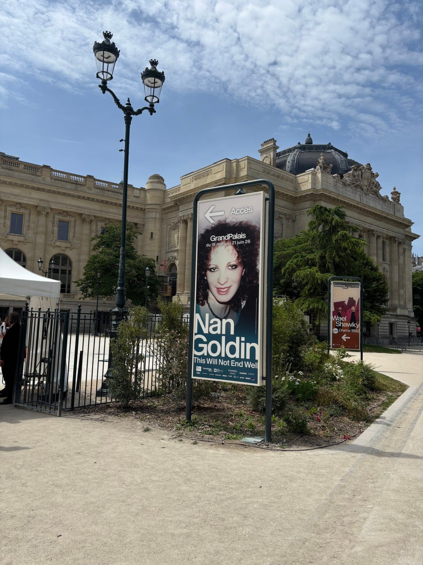Affiche de l'exposition Nan Goldin This Will Not End Well à l'entrée du Grand Palais