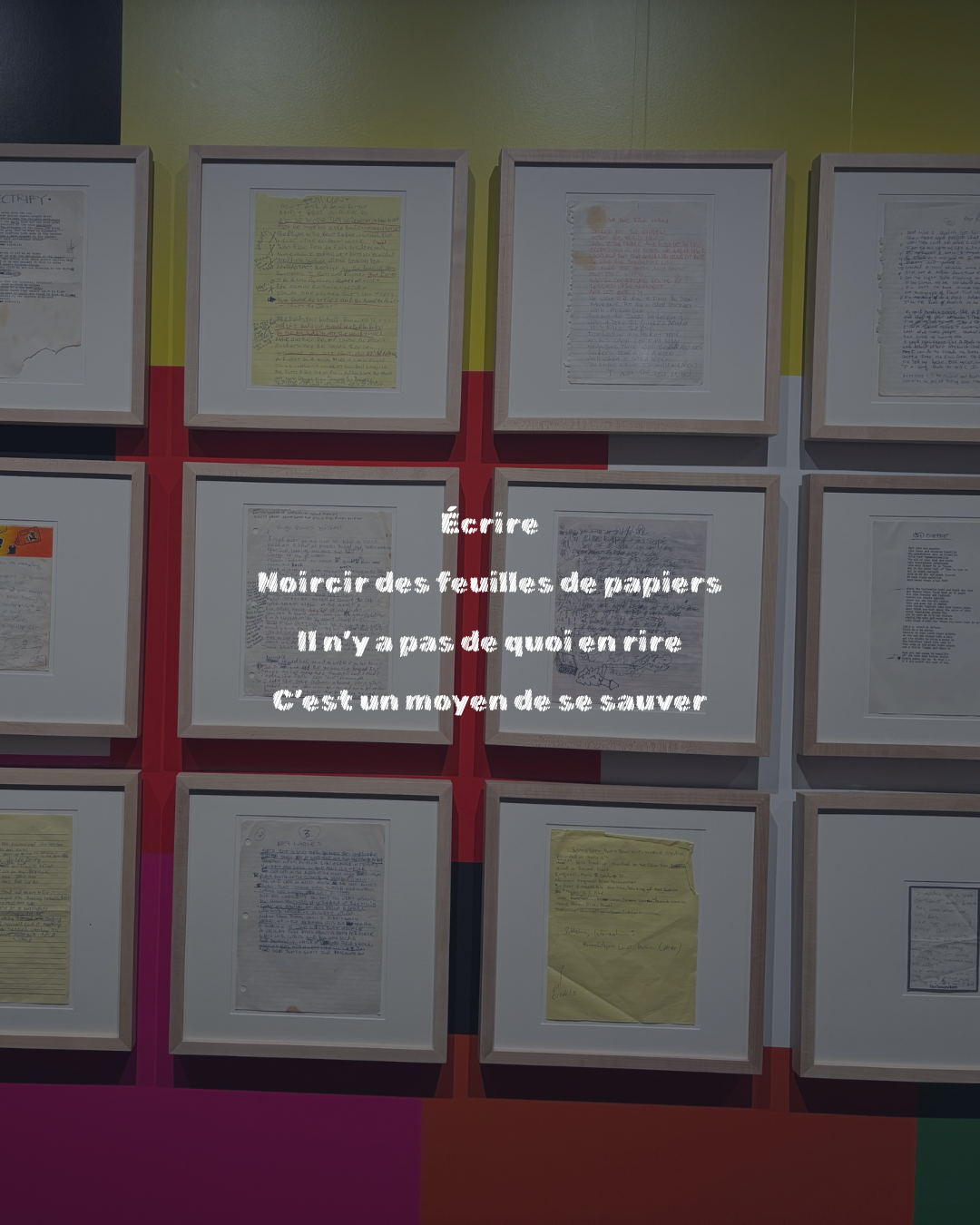 Mur de manuscrits encadrés, pages de carnet raturées, Beyond the Streets
