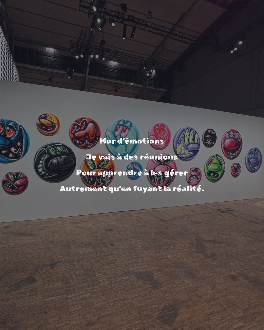 Mur de disques peints en forme de visages expressifs et grimaçants, Beyond the Streets