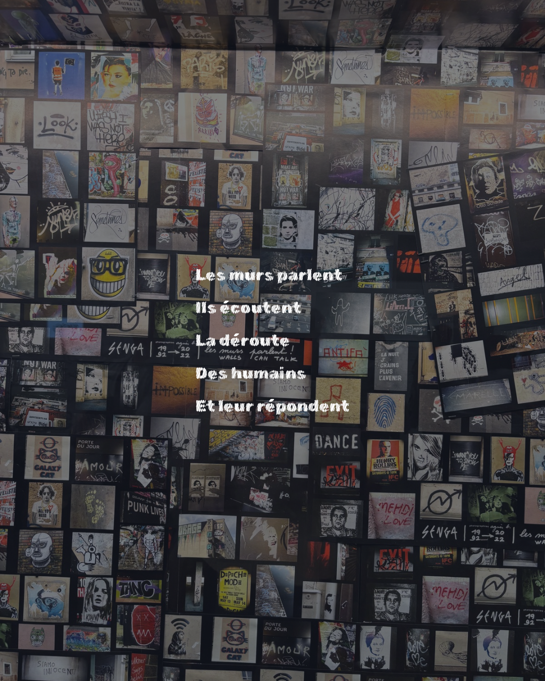 Mur couvert de centaines de photographies et stickers de street art, Beyond the Streets